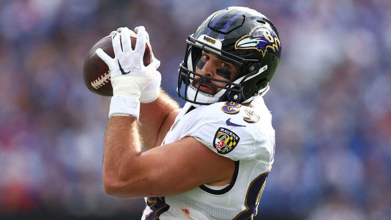EAST RUTHERFORD, NEW JERSEY - OCTOBER 16: Mark Andrews #89 of the Baltimore Ravens makes a catch against the New York Giants during the third quarter at MetLife Stadium on October 16, 2022 in East Rutherford, New Jersey.