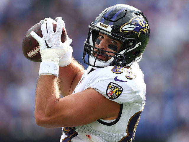 EAST RUTHERFORD, NEW JERSEY - OCTOBER 16: Mark Andrews #89 of the Baltimore Ravens makes a catch against the New York Giants during the third quarter at MetLife Stadium on October 16, 2022 in East Rutherford, New Jersey.