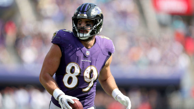 BALTIMORE, MARYLAND - SEPTEMBER 18: Tight end Mark Andrews #89 of the Baltimore Ravens runs with the ball against the Miami Dolphins at M&T Bank Stadium on September 18, 2022 in Baltimore, Maryland.