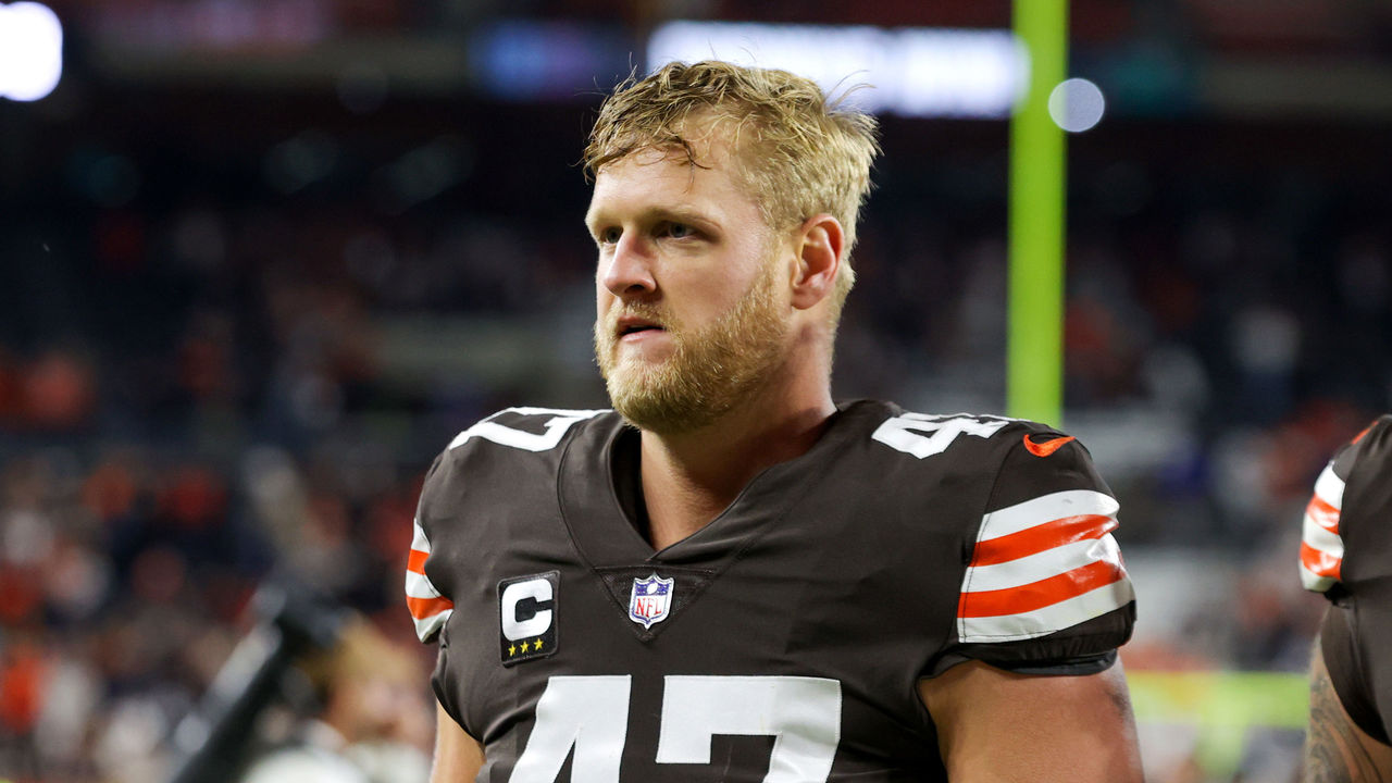 Browns sign snapper Hughlett to 4-year contract extension