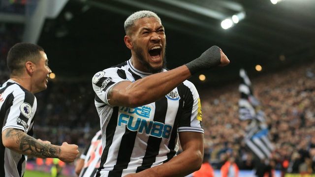 Newcastle United's Brazilian striker Joelinton (centre right) celebrates after scoring their third goal during the English Premier League football match between Newcastle United and Aston Villa at St James' Park in Newcastle-upon-Tyne, north east England on October 29, 2022. - RESTRICTED TO EDITORIAL USE. No use with unauthorized audio, video, data, fixture lists, club/league logos or 'live' services. Online in-match use limited to 120 images. An additional 40 images may be used in extra time. No video emulation. Social media in-match use limited to 120 images. An additional 40 images may be used in extra time. No use in betting publications, games or single club/league/player publications.