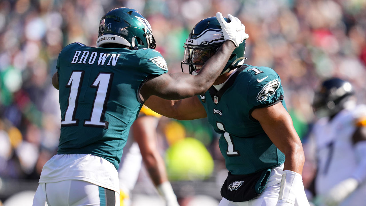 Hurts, Brown power unbeaten Eagles past Steelers 35-13