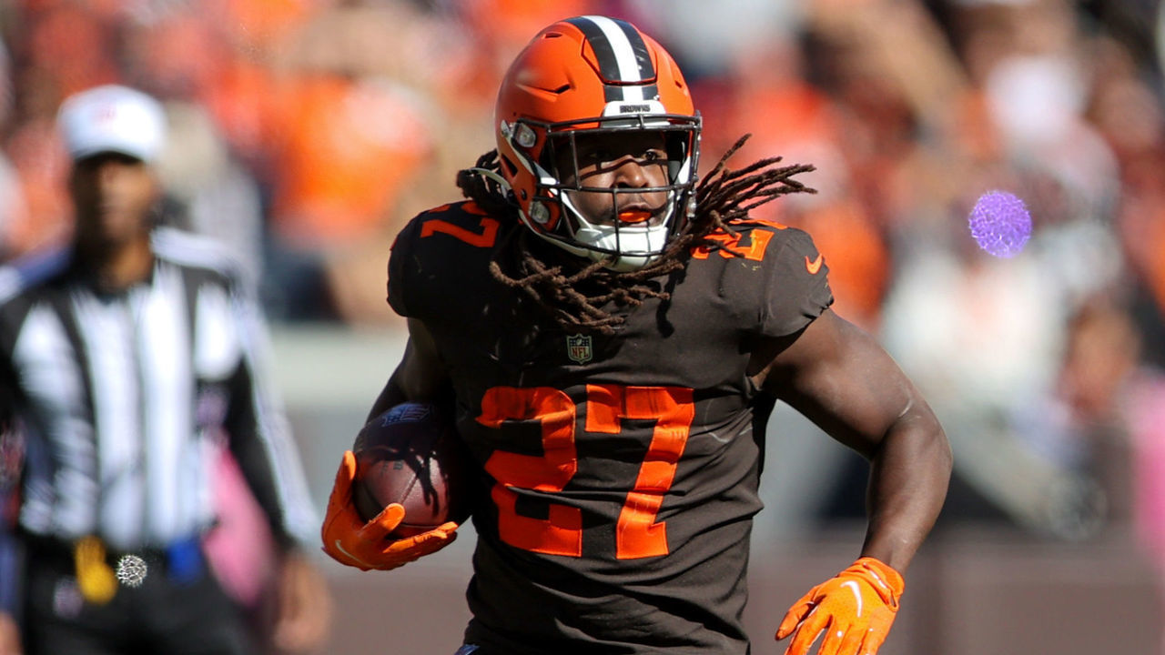 CLEVELAND, OH - OCTOBER 09: Cleveland Browns running back Kareem Hunt (27) carries the football during the second quarter of the National Football League game between the Los Angeles Chargers and Cleveland Browns on October 9, 2022, at FirstEnergy Stadium in Cleveland, OH.