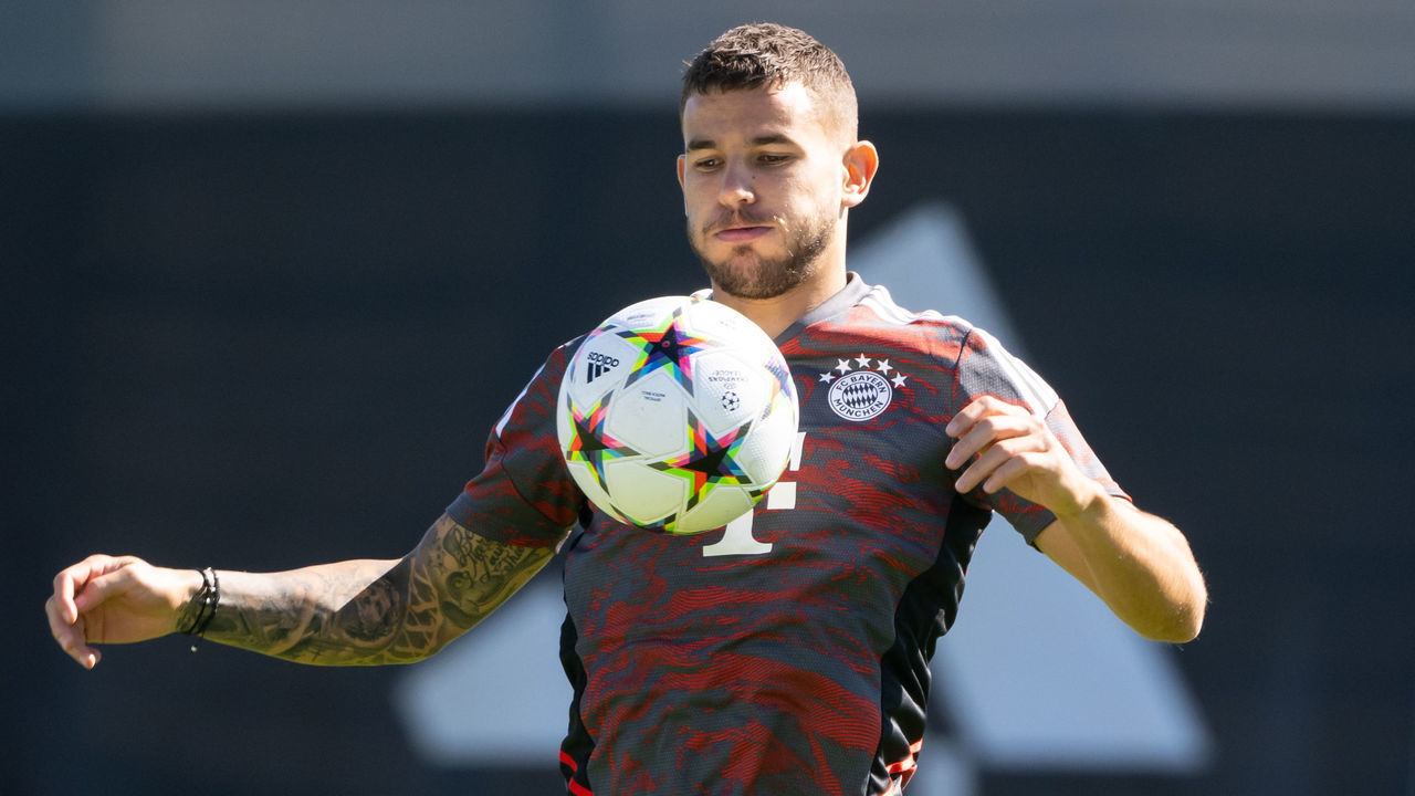 12 September 2022, Bavaria, Munich: Soccer: Champions League, Bayern Munich - FC Barcelona, Group Stage, Group C, Matchday 2. Final training FC Bayern at the training ground on Säbener Straße. Lucas Hernandez of Munich in action. Photo: Sven Hoppe/dpa
