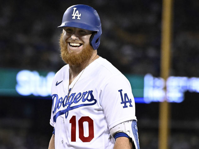 Justin Turner wins 2022 Roberto Clemente Award