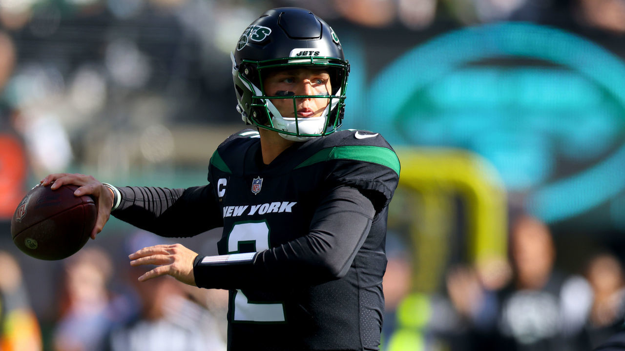 EAST RUTHERFORD, NEW JERSEY - OCTOBER 30: Zach Wilson #2 of the New York Jets throws the ball during the first half against the New England Patriots at MetLife Stadium on October 30, 2022 in East Rutherford, New Jersey.