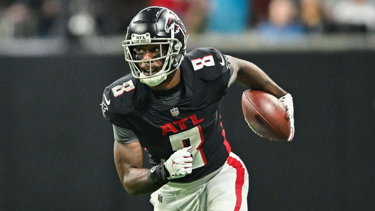 ATLANTA, GA OCTOBER 30: Atlanta tight end Kyle Pitts (8) runs with the ball during the NFL game between the Carolina Panthers and the Atlanta Falcons on October 30th, 2022 at Mercedes-Benz Stadium in Atlanta, GA.