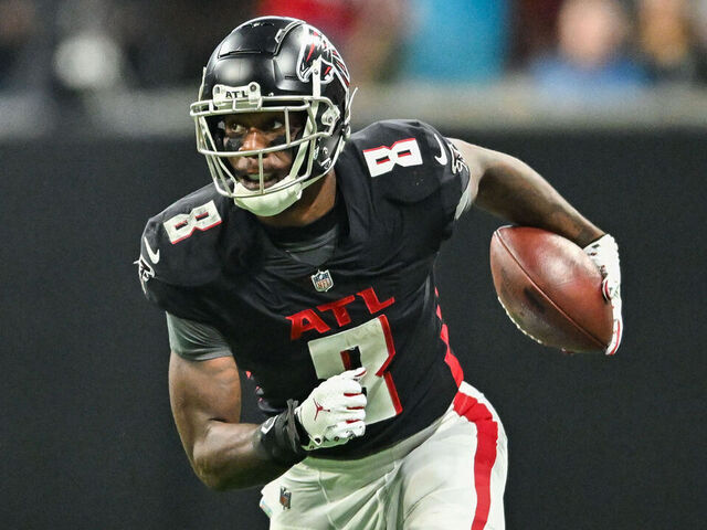 ATLANTA, GA OCTOBER 30: Atlanta tight end Kyle Pitts (8) runs with the ball during the NFL game between the Carolina Panthers and the Atlanta Falcons on October 30th, 2022 at Mercedes-Benz Stadium in Atlanta, GA.