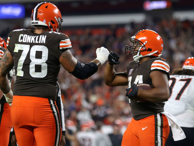 CLEVELAND, OH - OCTOBER 31: Cleveland Browns offensive tackle