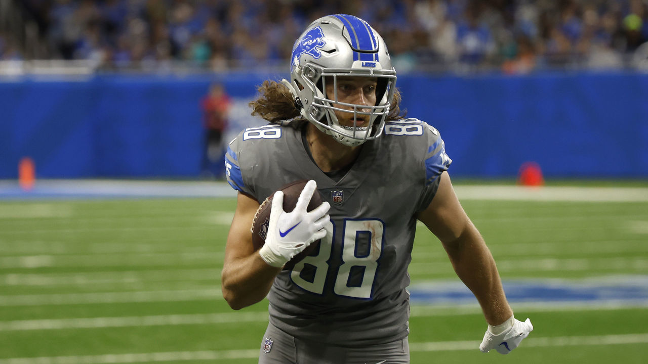 DETROIT, MICHIGAN - OCTOBER 30: T.J. Hockenson #88 of the Detroit Lions runs for a first down during the second quarter against the Miami Dolphins at Ford Field on October 30, 2022 in Detroit, Michigan.