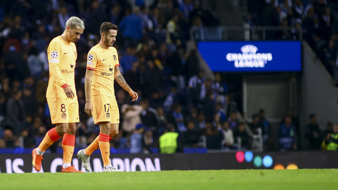 PORTO, PORTUGAL - NOVEMBER 01: Antoine Griezmann of Atletico Madrid and Saul Niguez of Atletico Madrid looks dejected during the UEFA Champions League group B match between FC Porto and Atletico Madrid at Estadio do Dragao on November 1, 2022 in Porto, Portugal.