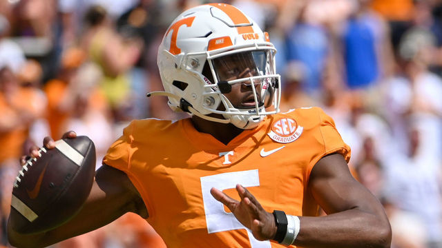KNOXVILLE, TN - SEPTEMBER 11: Tennessee Volunteers quarterback Hendon Hooker (5) in action during the college football game between the Pittsburgh Panthers and the Tennessee Volunteers on September 11, 2021, at Neyland Stadium in Knoxville, TN.