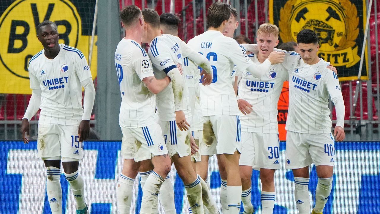 FC Copenhagen's Icelandic forward Hakon Arnar Haraldsson (2R) celebrates with teammates after scoring the equalising goal during the UEFA Champions League group G football match between FC Copenhagen and Borussia Dortmund in Copenhagen, on November 2, 2022. - - Denmark OUT