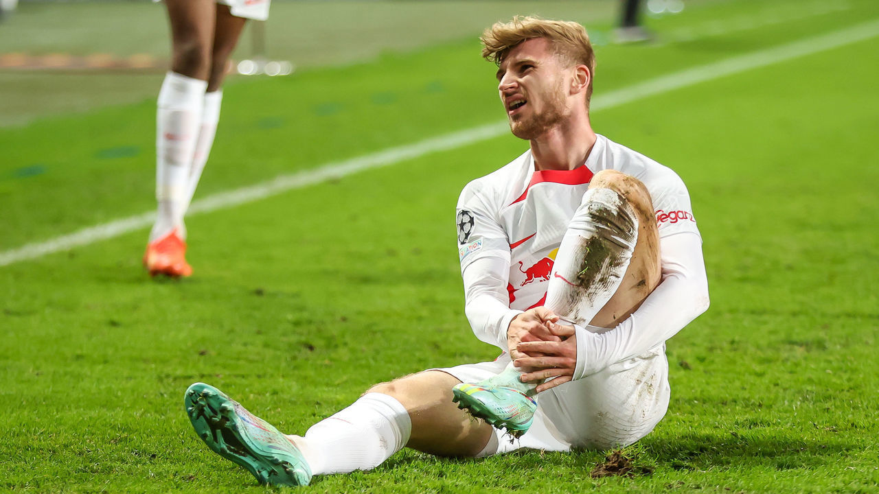 02 November 2022, Poland, Warschau: Soccer: Champions League, Group stage, Group F, Matchday 6 Shakhtyor Donetsk - RB Leipzig at Wojska Polskiego Stadion. Leipzig's player Timo Werner holds his ankle after a foul. Photo: Jan Woitas/dpa