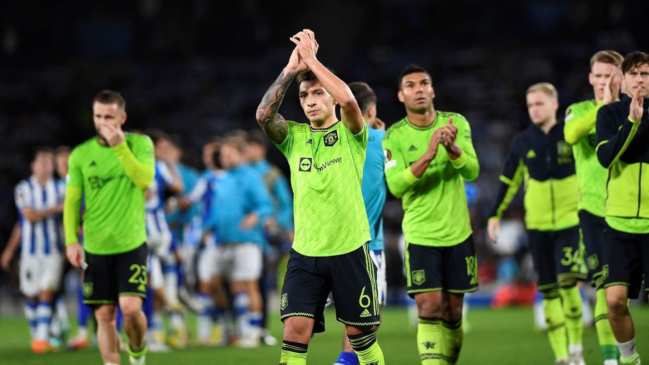 Manchester United's Argentinian defender Lisandro Martinez (C) and teammates applaud at the end of the UEFA Europa League 1st round group E football match between Real Sociedad and Manchester United at the Anoeta stadium in San Sebastian, on November 3, 2022. - Manchester United won 0-1.