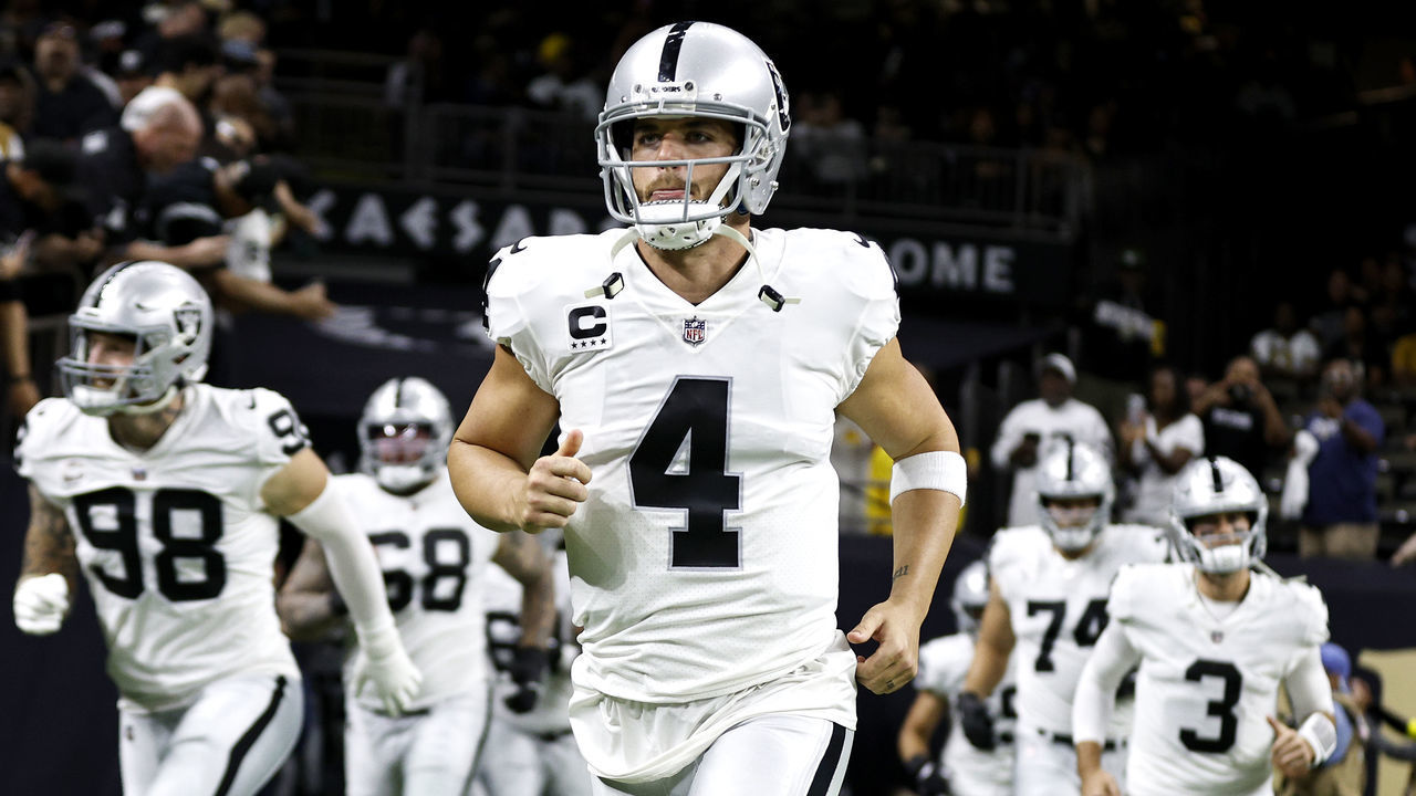 NEW ORLEANS, LOUISIANA - OCTOBER 30: Derek Carr #4 of the Las Vegas Raiders runs onto the field prior to the start of an NFL game against the New Orleans Saints at Caesars Superdome on October 30, 2022 in New Orleans, Louisiana.