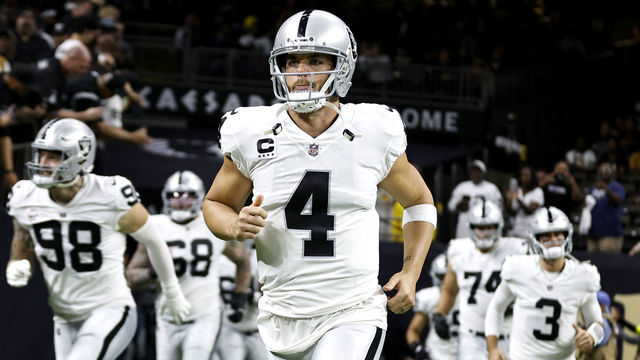 NEW ORLEANS, LOUISIANA - OCTOBER 30: Derek Carr #4 of the Las Vegas Raiders runs onto the field prior to the start of an NFL game against the New Orleans Saints at Caesars Superdome on October 30, 2022 in New Orleans, Louisiana.