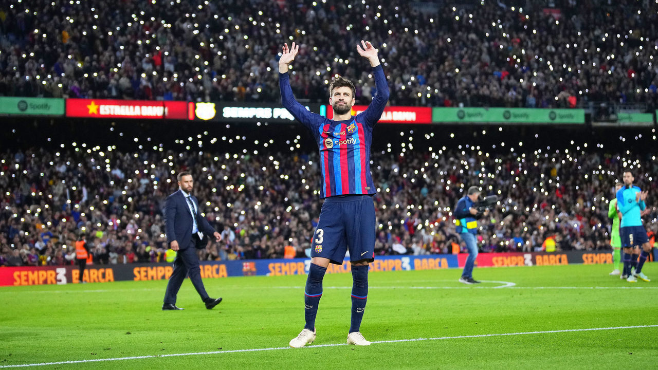 BARCELONA, SPAIN - NOVEMBER 05: Gerard Pique of FC Barcelona waves to fans as they take part in a lap of honour after the LaLiga Santander match between FC Barcelona and UD Almeria at Spotify Camp Nou on November 05, 2022 in Barcelona, Spain.