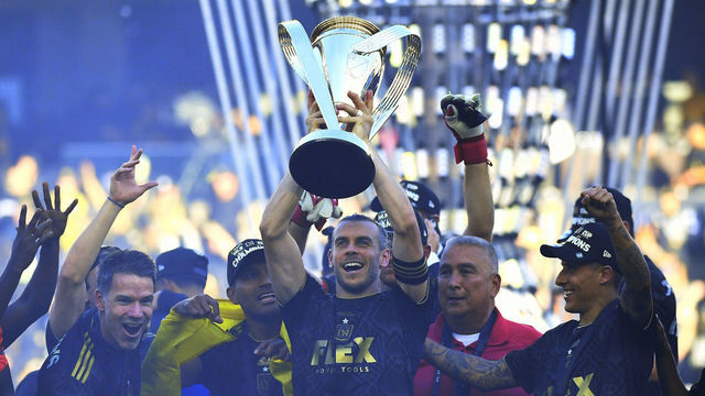 LOS ANGELES, CA - NOVEMBER 05: Gareth Bale #11 of Los Angeles FC lifts the championship trophy as he celebrates with teammates during the 2022 MLS Cup Final at Banc of California Stadium on November 5, 2022 in Los Angeles, California.
