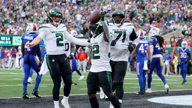 EAST RUTHERFORD, NEW JERSEY - NOVEMBER 06: Michael Carter #32 of the New York Jets celebrates a rushing touchdown in the first half of a game against the Buffalo Bills at MetLife Stadium on November 06, 2022 in East Rutherford, New Jersey.