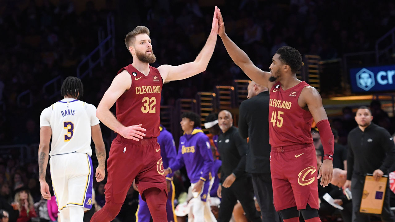 Cavs roll past Lakers for 8th straight win | theScore.com