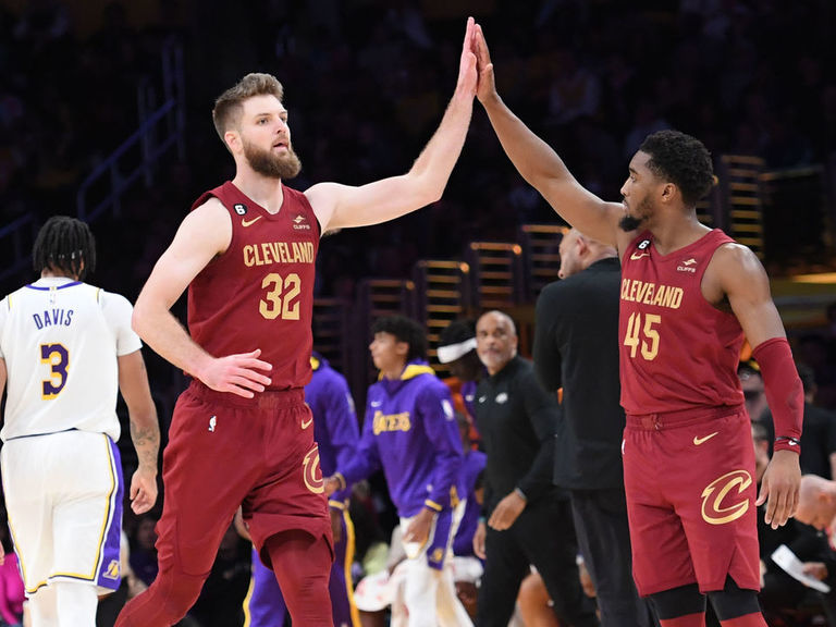 Cavs Roll Past Lakers For 8th Straight Win 8757