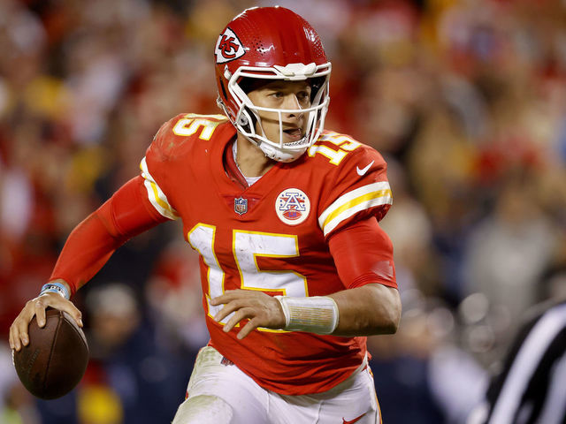 Tennessee Titans takes on Kansas City Chiefs at Arrowhead Stadium