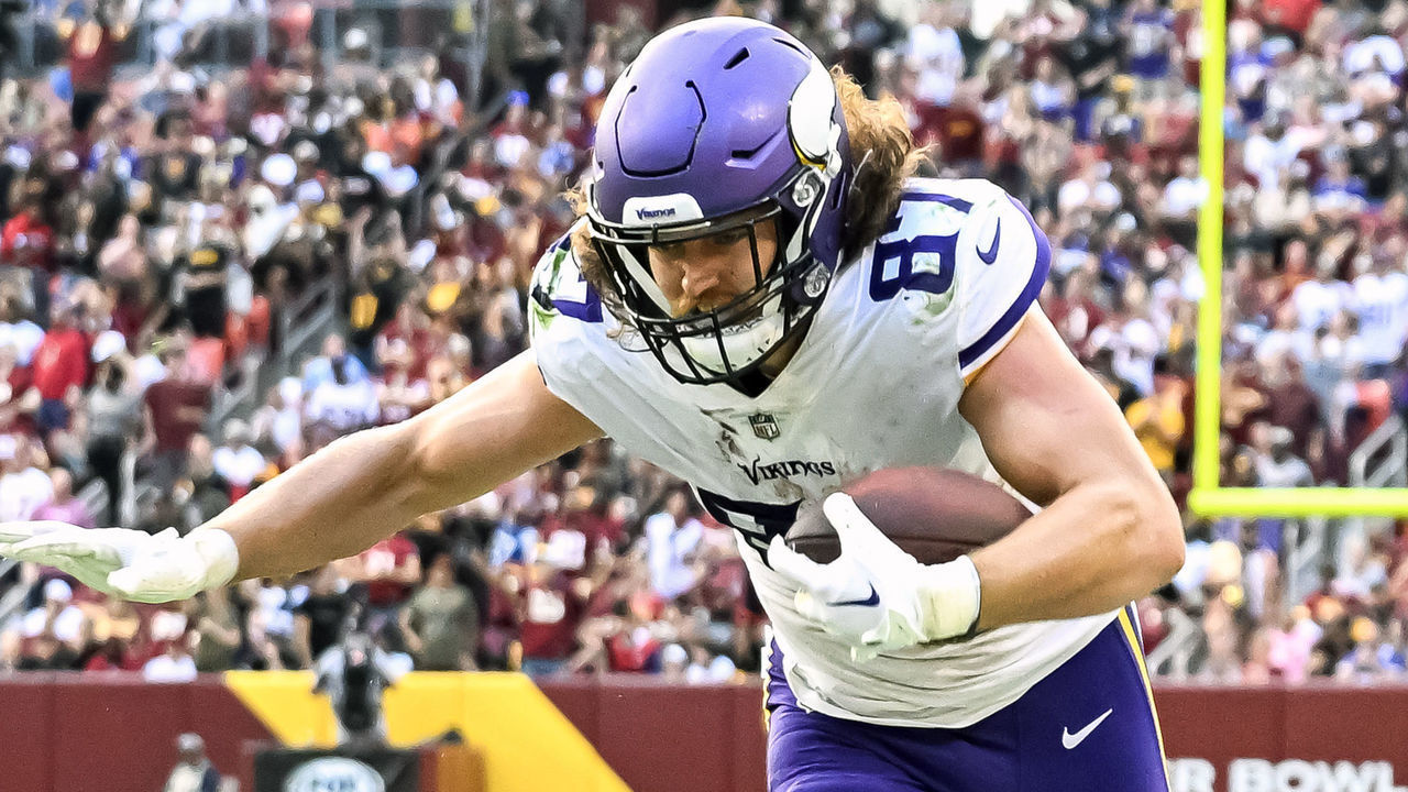 LANDOVER, MD - NOVEMBER 06: Minnesota Vikings tight end T.J. Hockenson (87) makes a reception against Washington Commanders safety Bobby McCain (20) during the NFL game between the Minnesota Vikings and the Washington Commanders on November 6, 2022 at FedEx Field in Landover, MD.