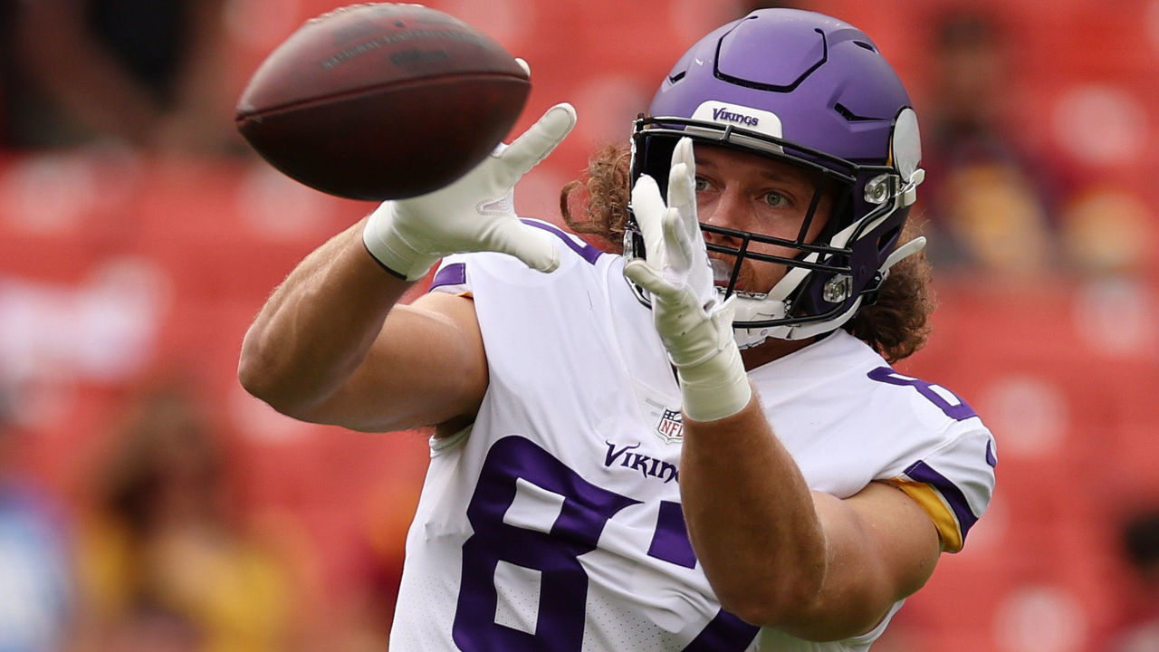 LANDOVER, MARYLAND - NOVEMBER 06: T.J. Hockenson #87 of the Minnesota Vikings warms up prior to the game against the Washington Commanders at FedExField on November 06, 2022 in Landover, Maryland.
