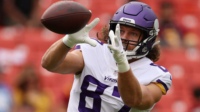 LANDOVER, MARYLAND - NOVEMBER 06: T.J. Hockenson #87 of the Minnesota Vikings warms up prior to the game against the Washington Commanders at FedExField on November 06, 2022 in Landover, Maryland.