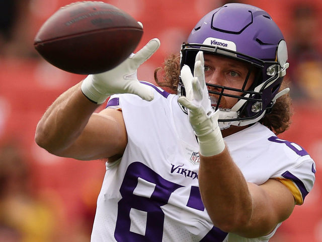 LANDOVER, MARYLAND - NOVEMBER 06: T.J. Hockenson #87 of the Minnesota Vikings warms up prior to the game against the Washington Commanders at FedExField on November 06, 2022 in Landover, Maryland.