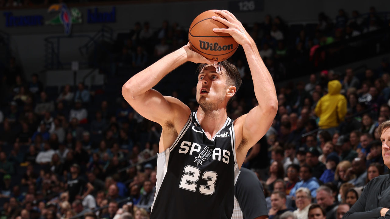 MINNEAPOLIS, MN - OCTOBER 24: Zach Collins #23 of the San Antonio Spurs prepares to shoot a three point basket during the game against the Minnesota Timberwolves on October 24, 2022 at Target Center in Minneapolis, Minnesota. Mandatory Copyright Notice: Copyright 2022 NBAE