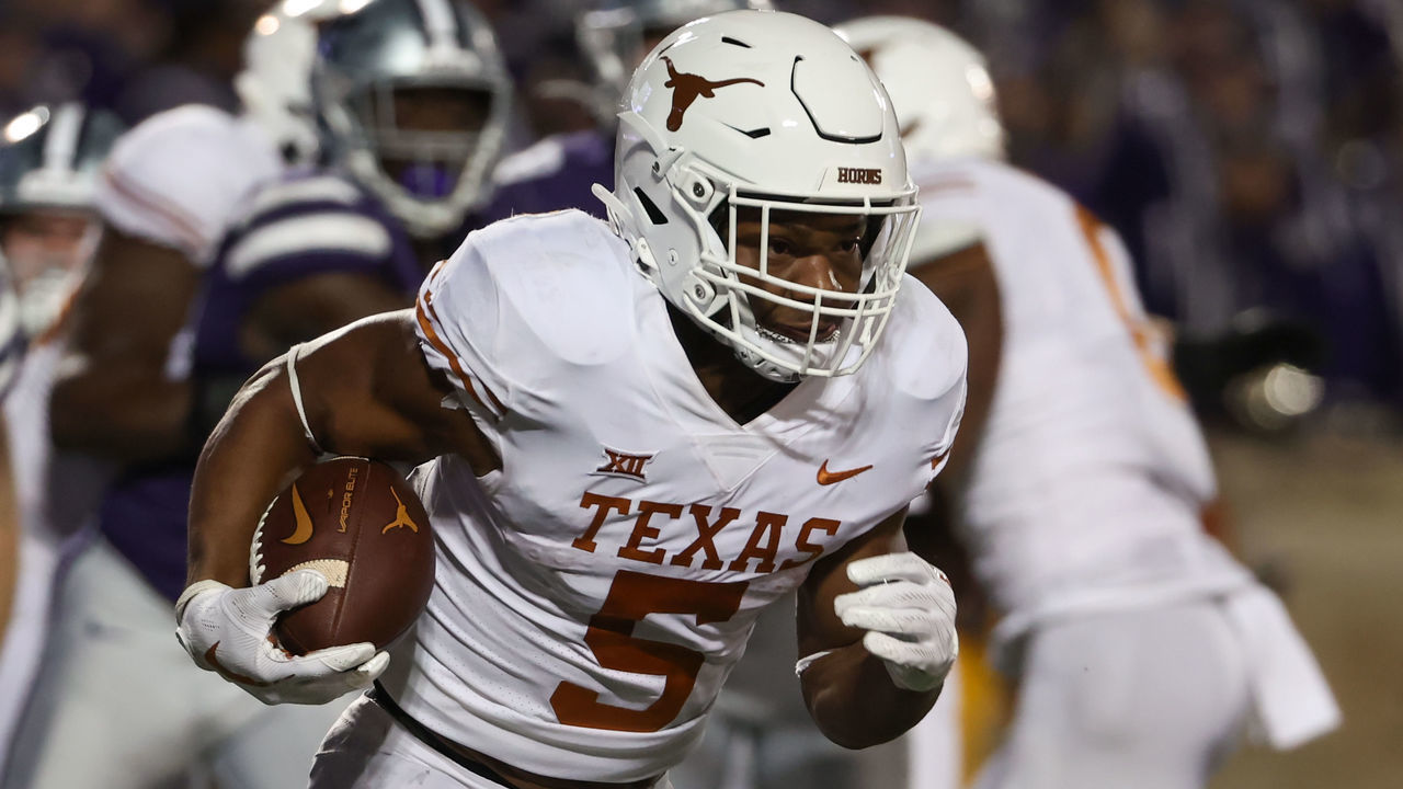 MANHATTAN, KS - NOVEMBER 05: Texas Longhorns running back Bijan Robinson (5) in the third quarter of a Big 12 college football game between the Texas Longhorns and Kansas State Wildcats on November 5, 2022 at Bill Snyder Family Stadium in Manhattan, KS.