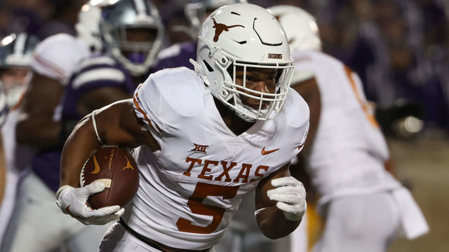 MANHATTAN, KS - NOVEMBER 05: Texas Longhorns running back Bijan Robinson (5) in the third quarter of a Big 12 college football game between the Texas Longhorns and Kansas State Wildcats on November 5, 2022 at Bill Snyder Family Stadium in Manhattan, KS.