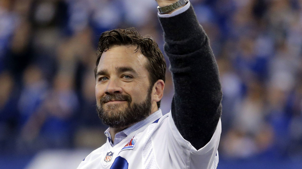 INDIANAPOLIS, IN - NOVEMBER 20: Jeff Saturday waves to the crowd at the 10th anniversary reunion of their Super Bowl XLVI win during an NFL football game between the Tennessee Titans and the Indianapolis Colts on November 20, 2016, at Lucas Oil Stadium in Indianapolis IN.