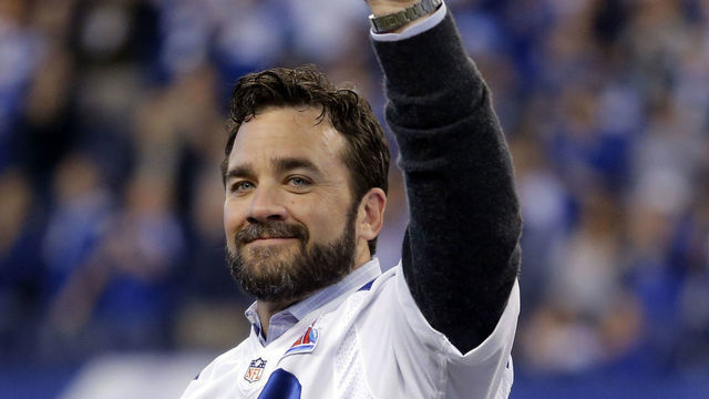 INDIANAPOLIS, IN - NOVEMBER 20: Jeff Saturday waves to the crowd at the 10th anniversary reunion of their Super Bowl XLVI win during an NFL football game between the Tennessee Titans and the Indianapolis Colts on November 20, 2016, at Lucas Oil Stadium in Indianapolis IN.