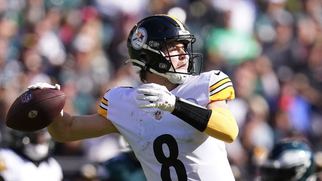 PHILADELPHIA, PA - OCTOBER 30: Kenny Pickett #8 of the Pittsburgh Steelers passes the ball against the Philadelphia Eagles at Lincoln Financial Field on October 30, 2022 in Philadelphia, Pennsylvania.