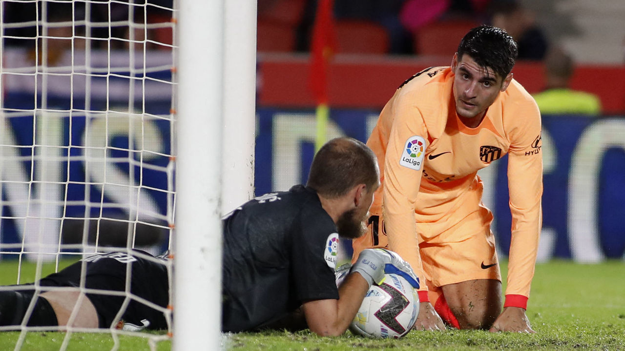 Atletico Madrid's Spanish forward Alvaro Morata (R) looks on next to Mallorca's Serbian goalkeeper Predrag Rajkovic during the Spanish league football match between RCD Mallorca and Club Atletico de Madrid at the Visit Mallorca Stadium in Palma de Mallorca on November 9, 2022. - Mallorca won 1-0.
