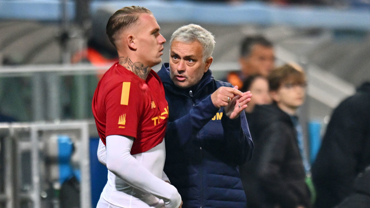 REGGIO NELL'EMILIA, ITALY - NOVEMBER 09: Jose Mourinho speaks to Rick Karsdorp of AS Roma before they are substituted during the Serie A match between US Sassuolo and AS Roma at Mapei Stadium - Citta' del Tricolore on November 09, 2022 in Reggio nell'Emilia, Italy.