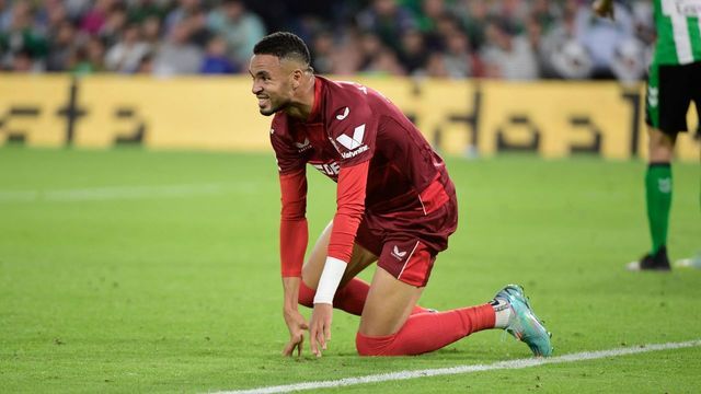 Sevilla's Moroccan forward Youssef En-Nesyri reacts during the Spanish league football match between Real Betis and Sevilla FC at the Benito Villamarin stadium in Seville on November 6, 2022.
