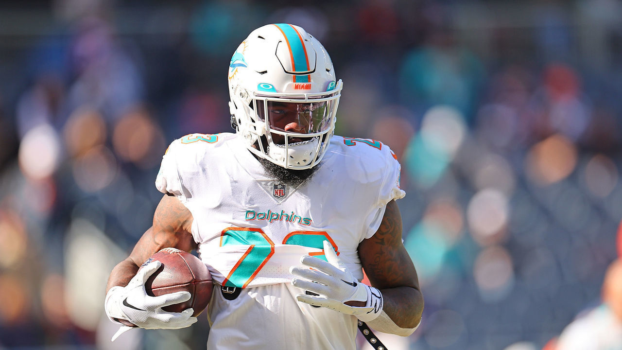 CHICAGO, ILLINOIS - NOVEMBER 06: Jeff Wilson Jr. #23 of the Miami Dolphins warms up prior to the game against the Chicago Bears at Soldier Field on November 06, 2022 in Chicago, Illinois.