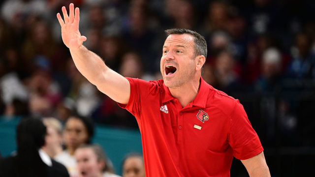 MINNEAPOLIS, MN - APRIL 01: Head coach Jeff Walz of the Louisville Cardinals instructs his team against the South Carolina Gamecocks during the semifinals of the NCAA Womens Basketball Tournament at the Target Center on April 1, 2022 in Minneapolis, Minnesota.