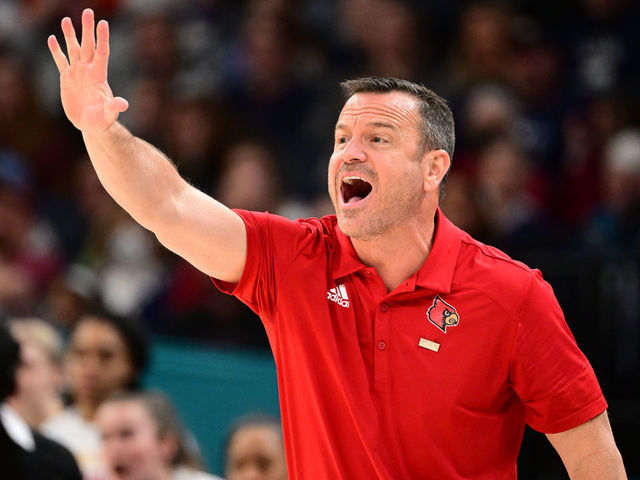 MINNEAPOLIS, MN - APRIL 01: Head coach Jeff Walz of the Louisville Cardinals instructs his team against the South Carolina Gamecocks during the semifinals of the NCAA Womens Basketball Tournament at the Target Center on April 1, 2022 in Minneapolis, Minnesota.