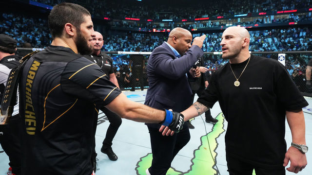 ABU DHABI, UNITED ARAB EMIRATES - OCTOBER 22: UFC featherweight champion Alexander Volkanovski (R) challenges Islam Makhachev of Russia after his victory over Charles Oliveira in their UFC lightweight championship fight during the UFC 280 event at Etihad Arena on October 22, 2022 in Abu Dhabi, United Arab Emirates.