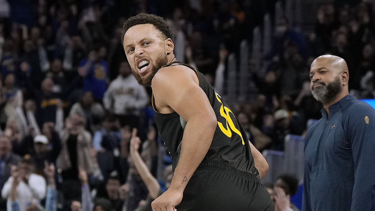SAN FRANCISCO, CALIFORNIA - NOVEMBER 11: Stephen Curry #30 of the Golden State Warriors after making a three-point shot reacts looking back at the bench of the Cleveland Cavaliers in the fourth quarter of an NBA basketball game at Chase Center on November 11, 2022 in San Francisco, California.