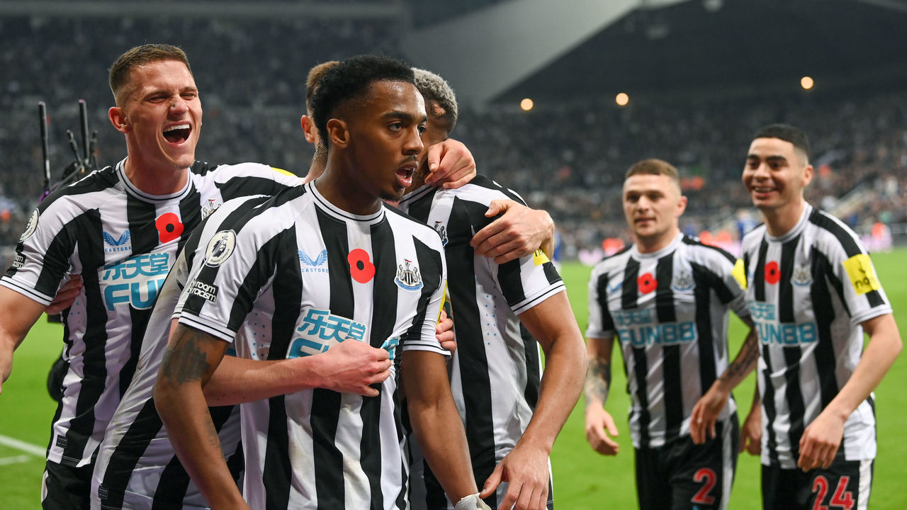 NEWCASTLE UPON TYNE, ENGLAND - NOVEMBER 12: Joe Willock of Newcastle United celebrates after scoring their team's first goal during the Premier League match between Newcastle United and Chelsea FC at St. James Park on November 12, 2022 in Newcastle upon Tyne, England.