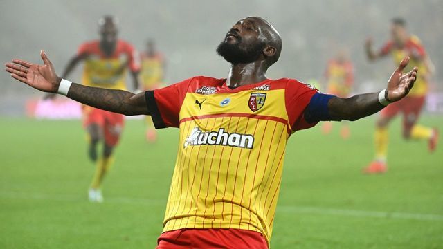 TOPSHOT - Lens' Franco-Ivorian midfielder Seko Fofana celebrates scoring his team's second goal during the French L1 football match between RC Lens and Clermont Foot 63 at the Bollaert-Delelis stadium in Lens on November 12, 2022.