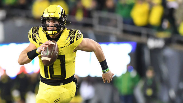 EUGENE, OR - NOVEMBER 12: Oregon Ducks quarterback Bo Nix (10) scrambles for a gain during a PAC-12 conference college football game between the Washington Huskies and Oregon Ducks on November 12, 2022 at Autzen Stadium in Eugene, Oregon.