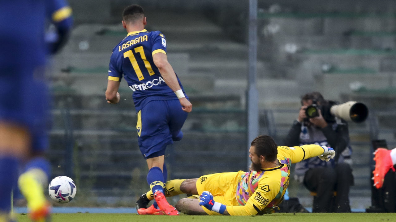 VERONA, ITALY - NOVEMBER 13: Goalkeeper Bartlomiej Dragowski of Spezia challenges Kevin Lasagna of Hellas Verona resulting in a serious injury during the Serie A match between Hellas Verona and Spezia Calcio at Stadio Marcantonio Bentegodi on November 13, 2022 in Verona, Italy.