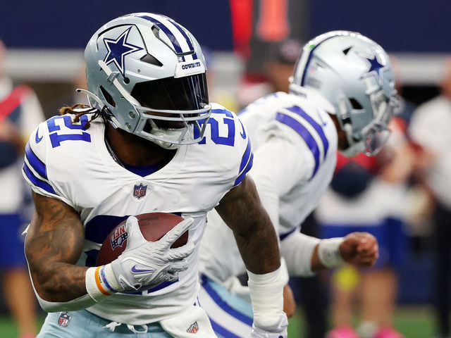 Dallas Cowboys running back Ezekiel Elliott (21) carries the ball